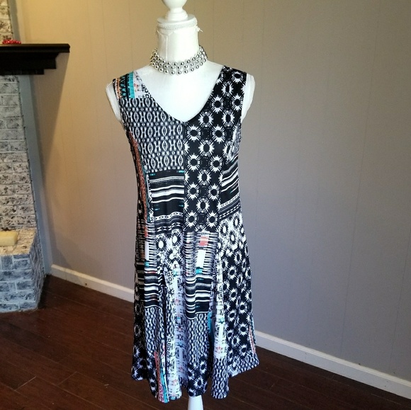 Sleeveless v neck dress - Picture 6 of 8